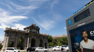 La Puerta de Alcalá se cubre con andamios