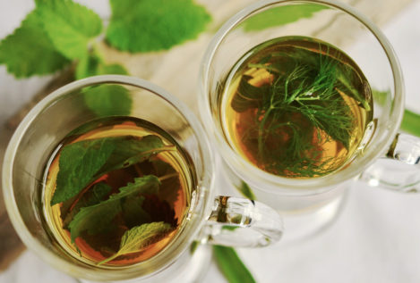 Infusiones: cinco beneficios (más allá del té) para tu organismo en verano