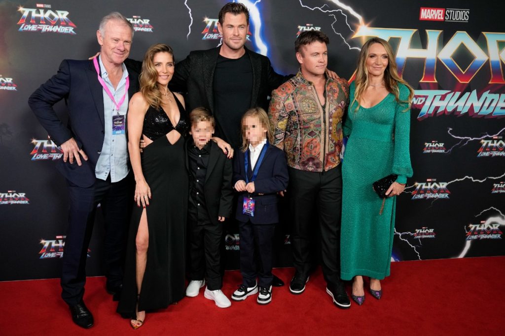 Elsa Pataky, Chris Hemwsorth y el resto de su familia en el estreno australiano de 'Thor: love and thunder' | Gtres