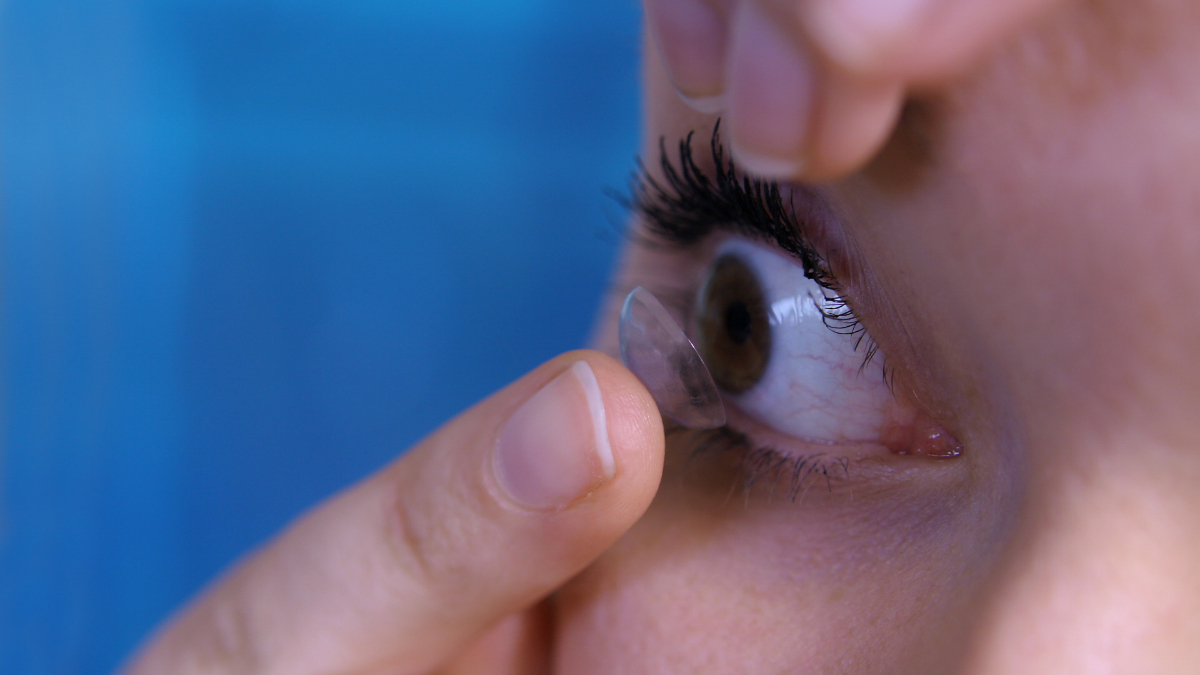 como cuidar tus lentillas y tus ojos en verano