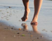 Cómo proteger tu salud del sol, la sal y la arena en la playa durante el verano