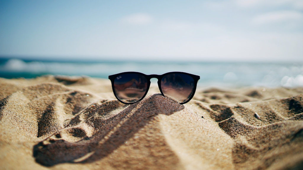 Cómo proteger tu salud de sol, sal y arena en la playa durante el verano