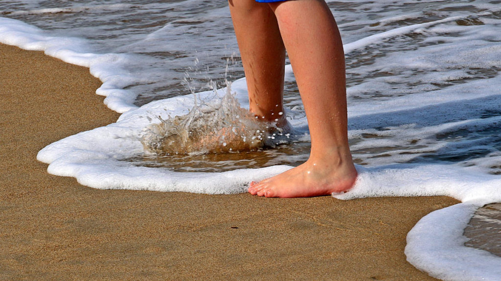 Cómo proteger tu salud de sol, sal y arena en la playa durante el verano