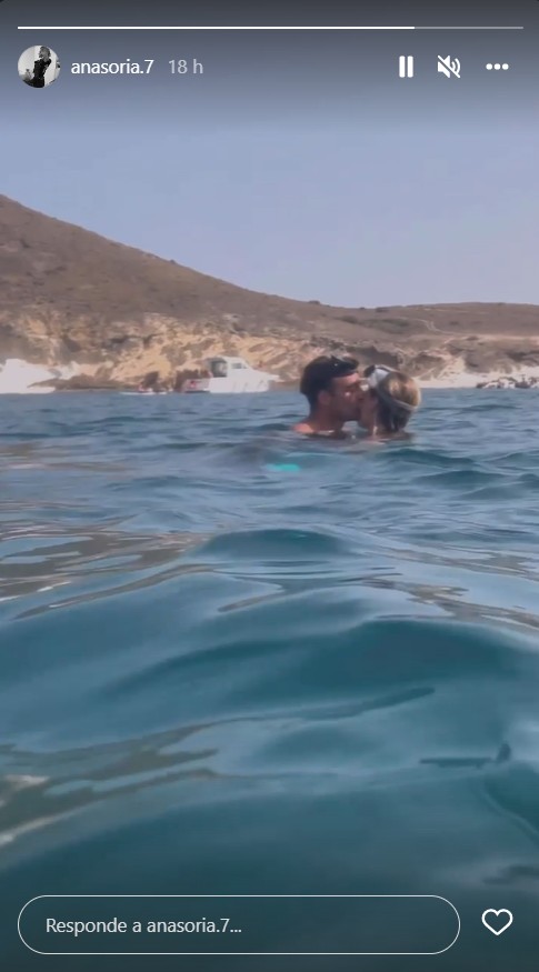 Ana Soria y Enrique Ponce dándose un apasionado beso en medio del mar |@anasoria.7