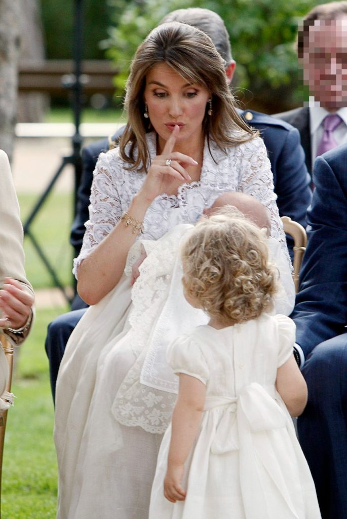 La reina Letizia es una de las royals que vive su maternidad con naturalidad | Contacto
