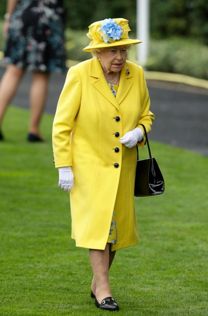 Isabel II, una de las reinas que mejor luce el color amarillo | Gtres