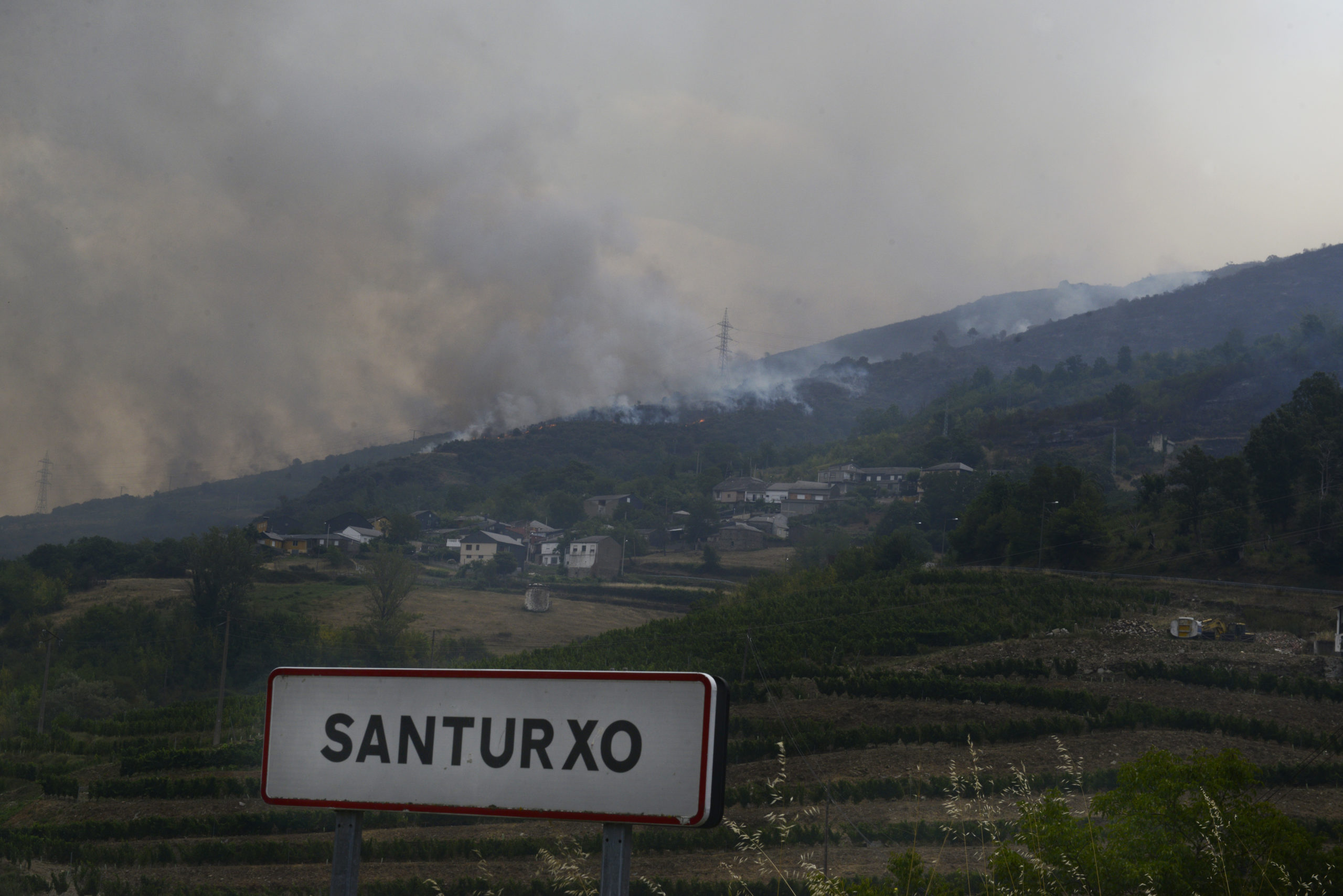 El incendio de O Barco de Valdeorras afecta a las viviendas de Alixo