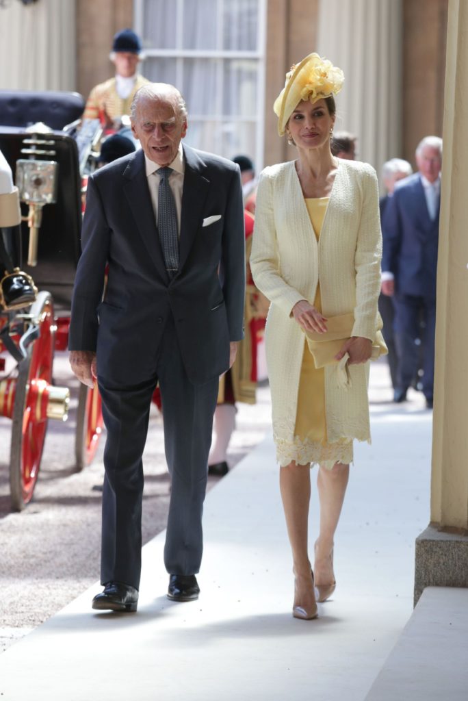 La reina Letizia con el look amarillo con el que sorprendió en su visita a Londres en el año 2017 | Gtres