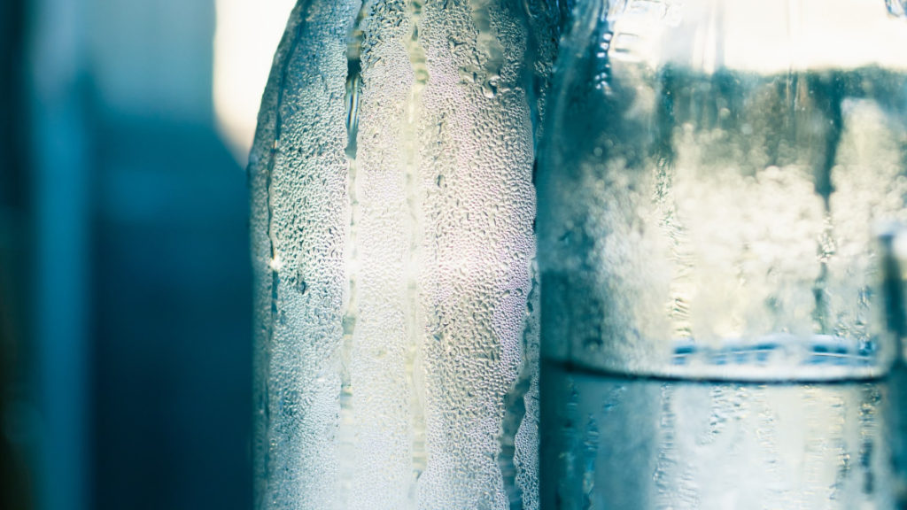 agua mineral beneficios botella salud