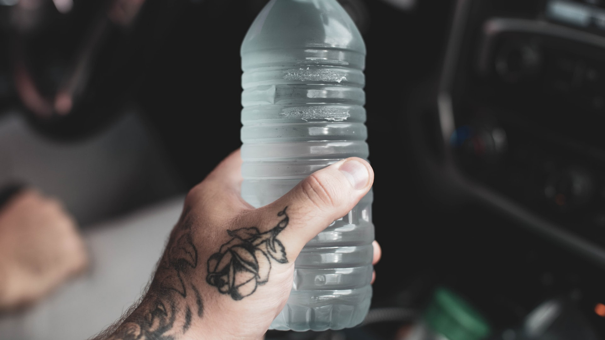 Una botella de agua fría