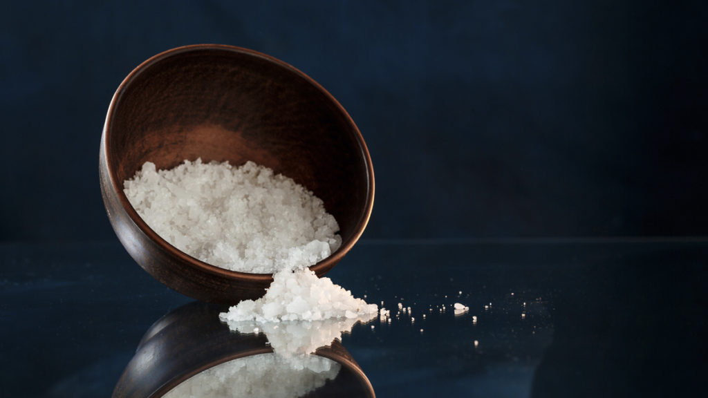 La sal puede servirnos como exfoliante casero (Fuente: Freepik/Cookie_studio)