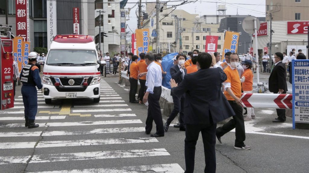 El ex primer ministro japonés Shinzo Abe, en parada cardiorrespiratoria tras ser disparado. 