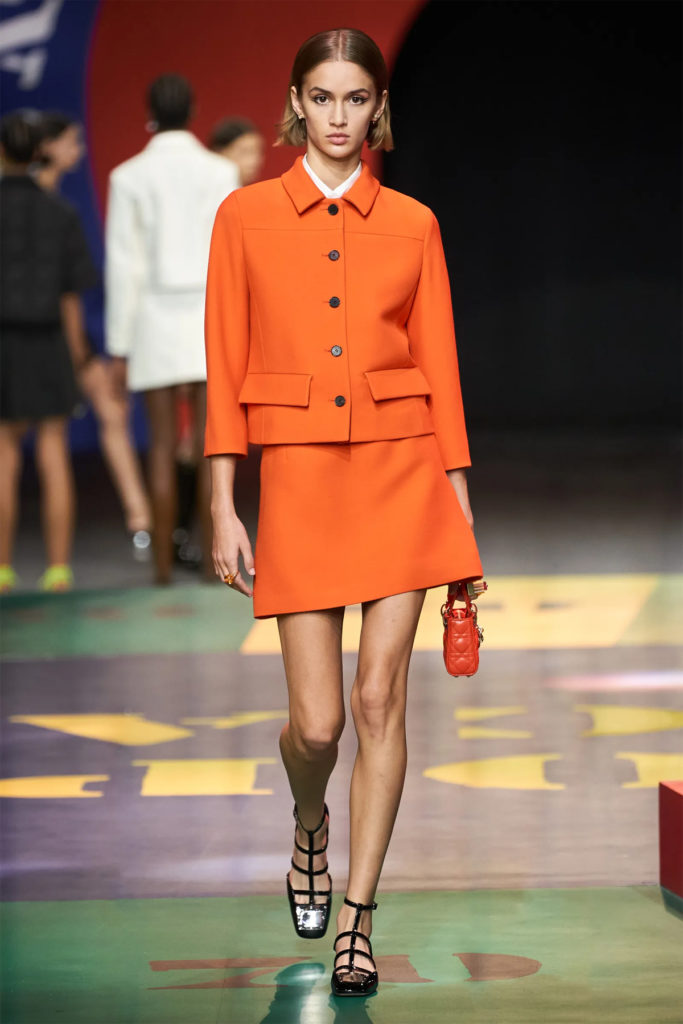 Look con minifalda de estilo sesentero de Christian Dior