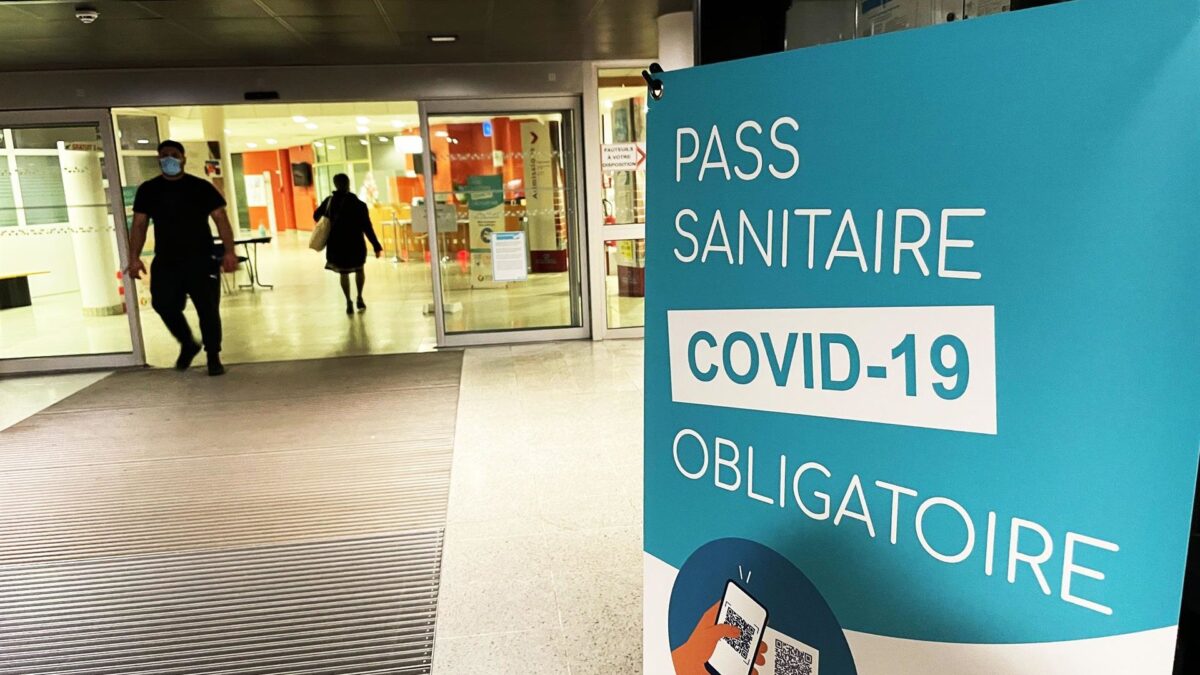 Francia pone fin al pasaporte sanitario, el confinamiento y el toque de queda