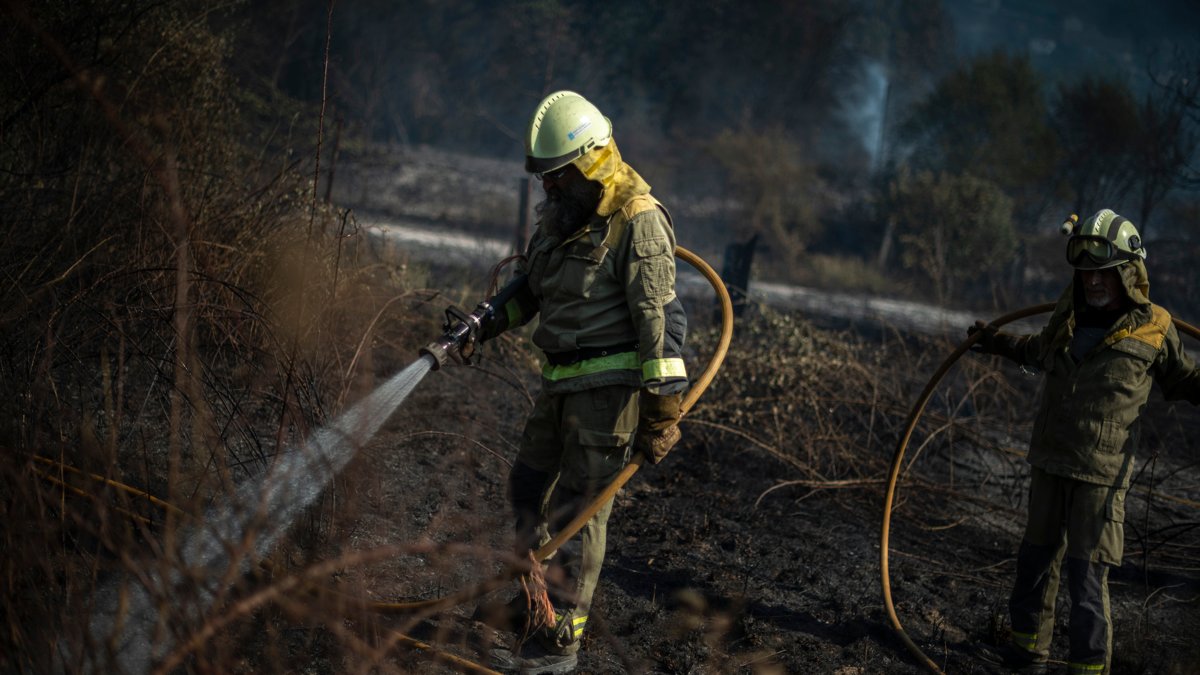 Los Bomberos trabajan en la extinción de un incendio en Guadalix de la Sierra (Madrid)