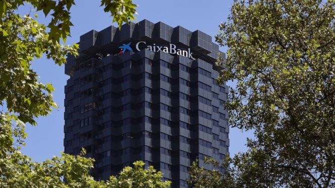 Caixabank ganó 1.573 millones en el primer semestre y crece tras la fusión de Bankia