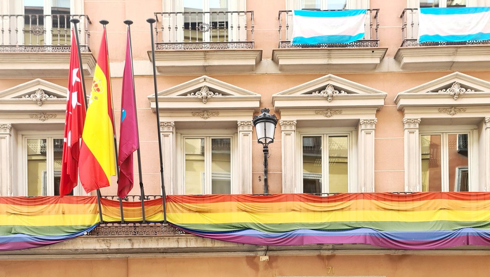 Un juez ordena quitar las banderas LGTBI del edificio de los grupos municipales de Madrid