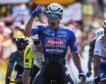 Philipsen se impone en el esprint de Carcasona en el Tour de Francia en un día difícil para Jumbo