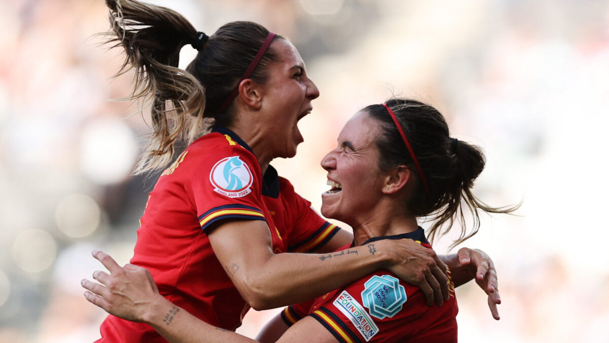 España tira de ‘cabeza’ para remontar ante Finlandia el primer partido de la Eurocopa (4-1)