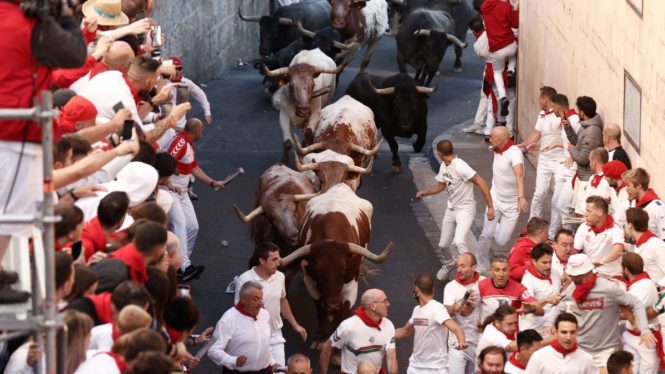 Los toros de José Escolar protagonizan un tercer encierro rápido y multitudinario