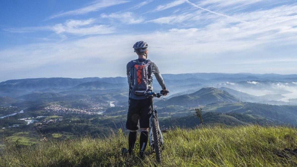 La paradoja del casco: cuanto más se impone para ir en bici, menos se pedalea