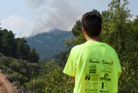 Un incendio obliga a desalojar la localidad de Casas de Miravete