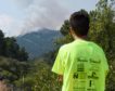 Un incendio obliga a desalojar la localidad de Casas de Miravete