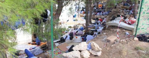El hacinamiento en Lampedusa obliga a Italia a reubicar a unos 600 inmigrantes