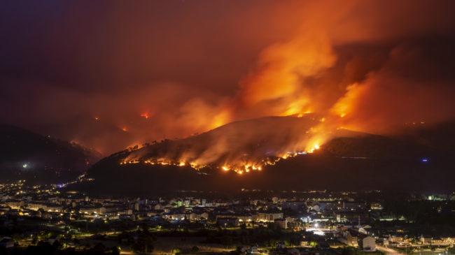 La ola de incendios roza las 30.000 hectáreas en Galicia, 20.000 en O Courel y Valdeorras