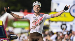 Jungels gana fugado la novena etapa del Tour por delante de Castroviejo y Verona