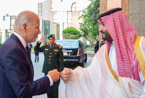 Un choque de puños entre Biden y Bin Salmán cierra el capítulo de Khashoggi