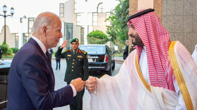 Un choque de puños entre Biden y Bin Salmán cierra el capítulo de Khashoggi