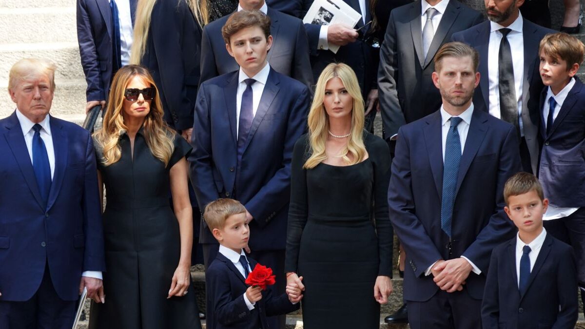 Donald Trump arropa a sus hijos en el funeral por Ivana Trump, su primera mujer