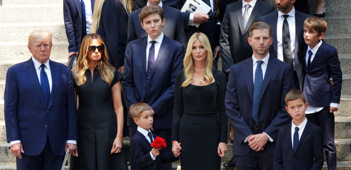 Donald Trump arropa a sus hijos en el funeral por Ivana Trump, su primera mujer