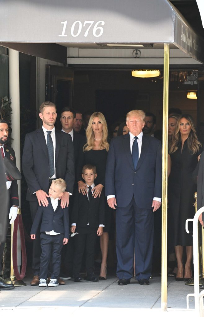 Donald Trump junto a sus hijos a la salida del velatorio de Ivana Trump | Gtres