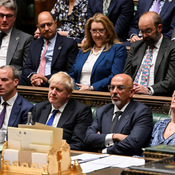 Boris Johnson, «desafiante» ante sus ministros: se niega a dimitir y echa a uno de sus críticos