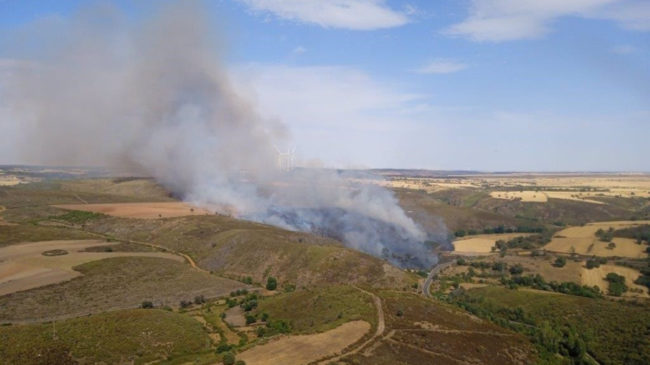El empeoramiento del incendio de Vegalatrave (Zamora) obliga a evacuar seis poblaciones