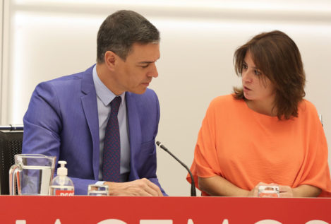 Sánchez agradece a Lastra su «compromiso» y la califica como «socialista ejemplar»