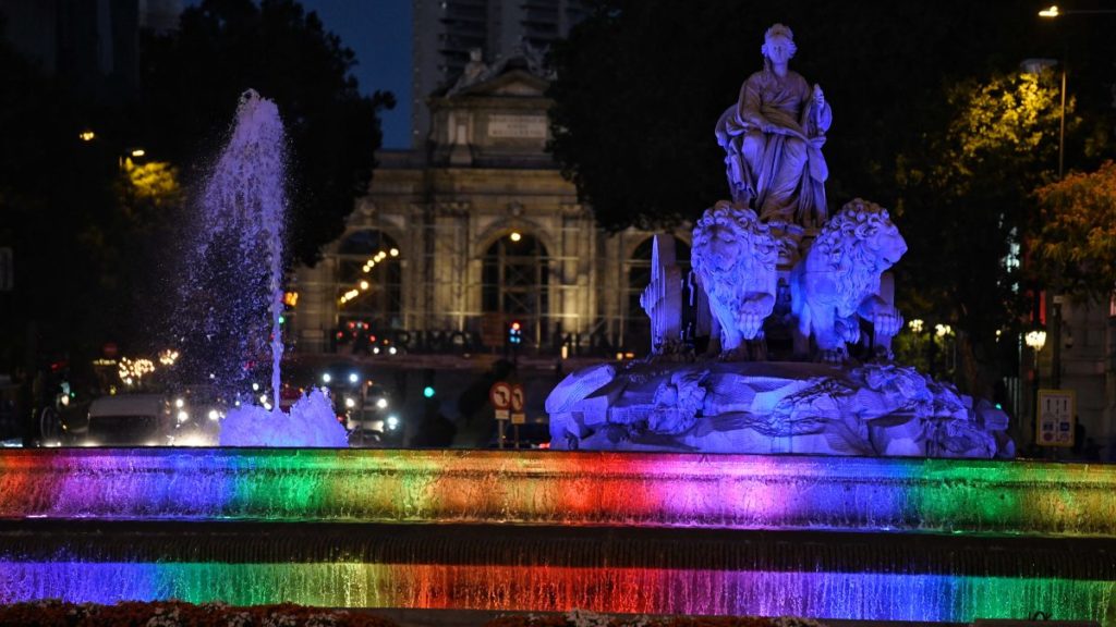 Cibeles se ilumina con los colores de la bandera LGTBI durante la semana del Orgullo