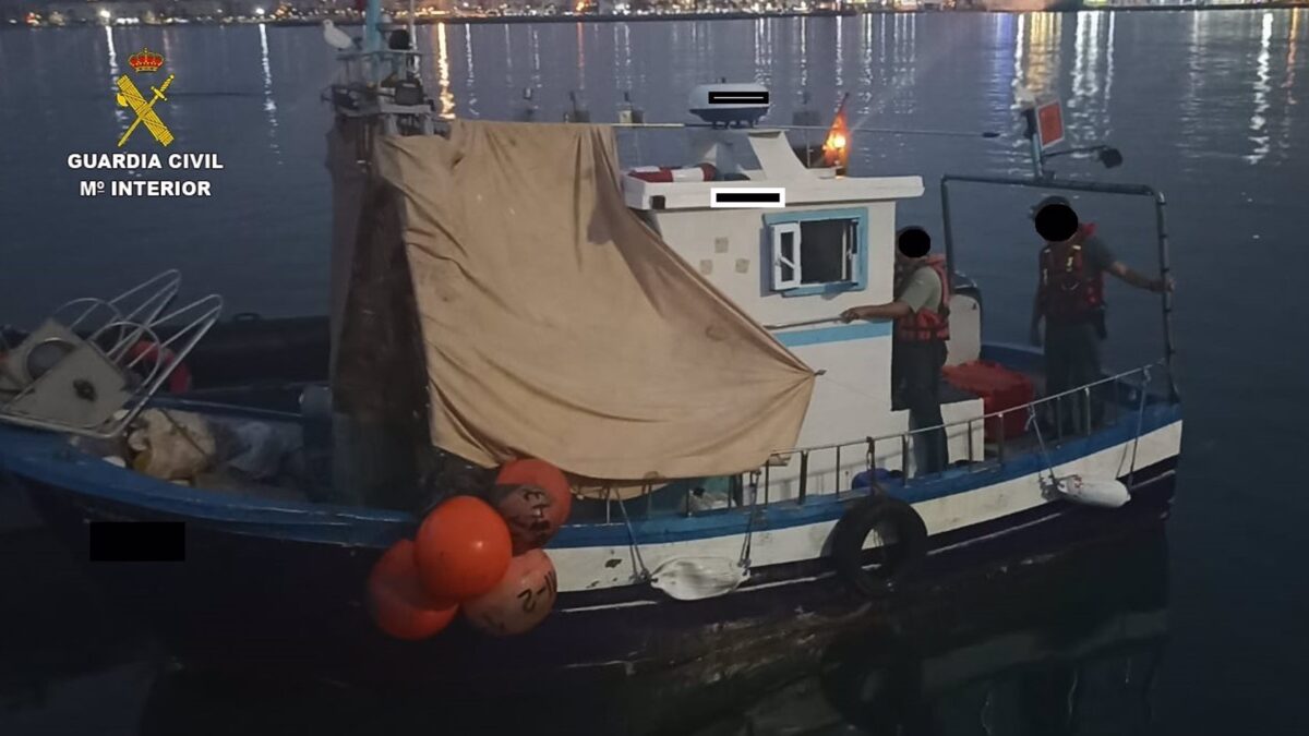 Dos detenidos por «tráfico de personas» tras arrojar desde su barco a seis inmigrantes