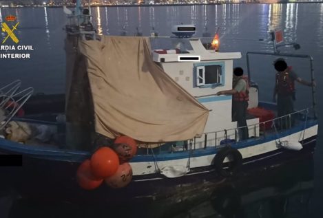 Dos detenidos por «tráfico de personas» tras arrojar desde su barco a seis inmigrantes