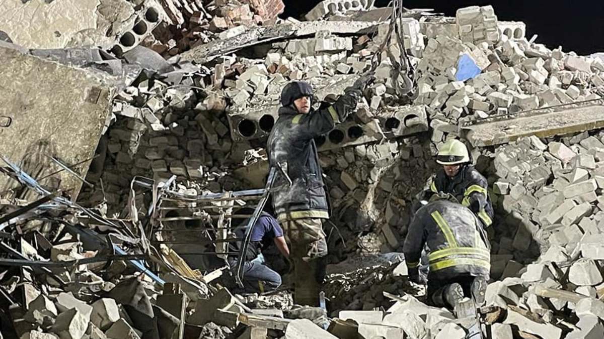 Al menos seis personas muertas y 30 bajo los escombros tras un ataque ruso en Ucrania