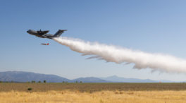 Airbus prueba con éxito en España el kit de extinción de incendios del avión A400M