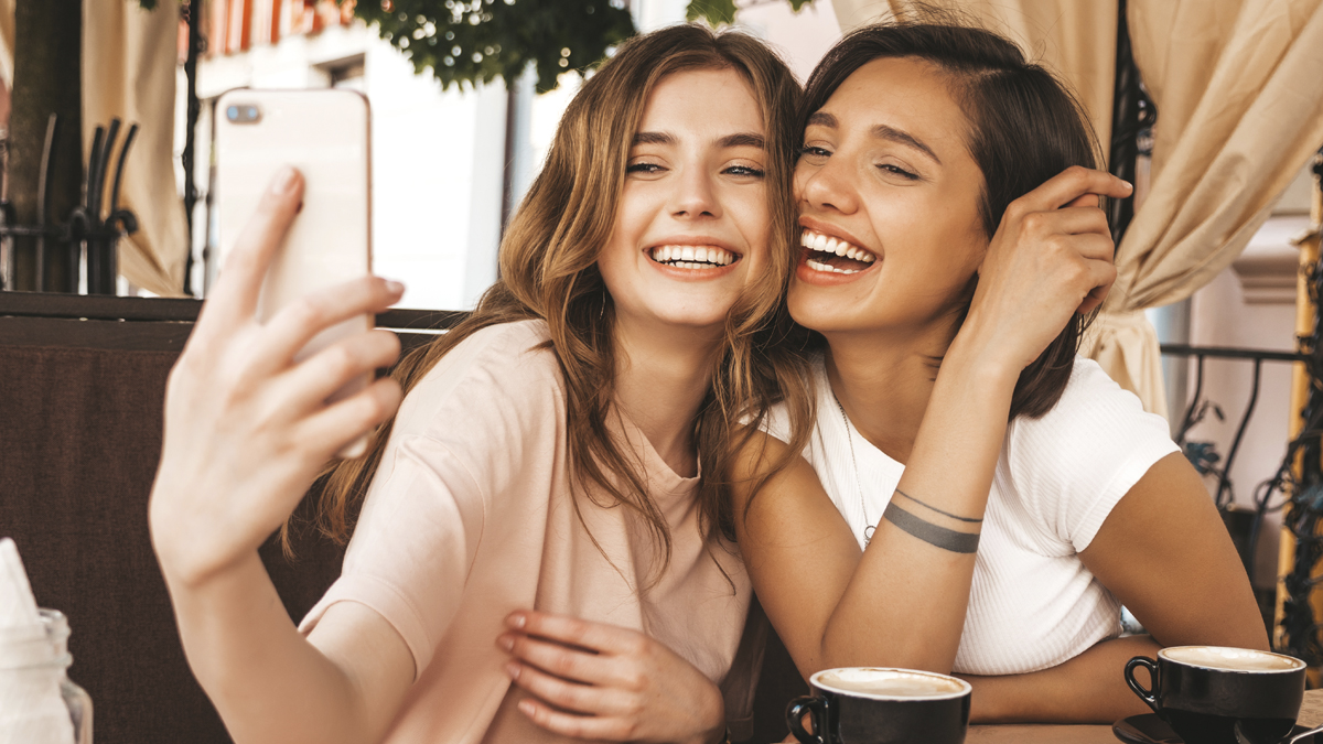 Chicas jóvenes sacándose un selfie. (Fuente: Freepik/Halayalex)