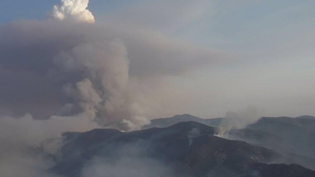 Un incendio en Las Hurdes obliga a desalojar el municipio de Monsagro (Salamanca)