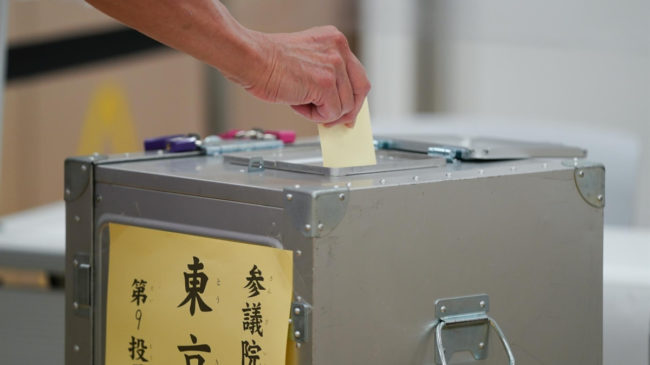 Los partidos a favor de eliminar el carácter pacifista de la Constitución japonesa logran la mayoría necesaria