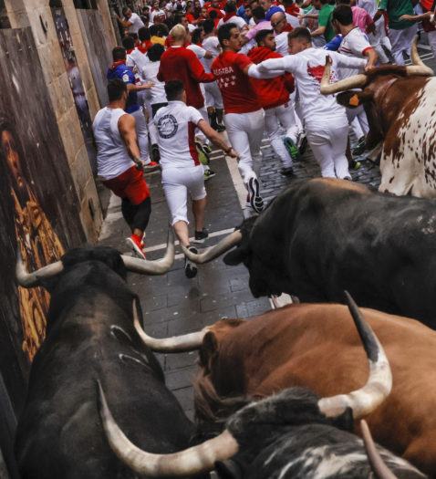 El cuarto día de encierros de San Fermín, en imágenes