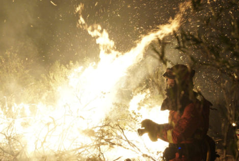 El fuego de Las Hurdes arrasa ya 3.500 hectáreas en Extremadura y Salamanca
