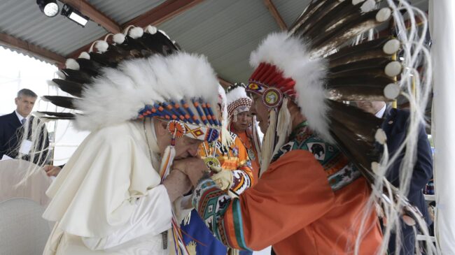 El papa pide perdón a los indígenas durante su viaje a Canadá: "No debe borrarse nunca la vergüenza de los creyentes"