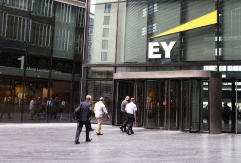 La Fiscalía respalda juzgar a Ernst & Young por apropiación ilícita de secretos empresariales
